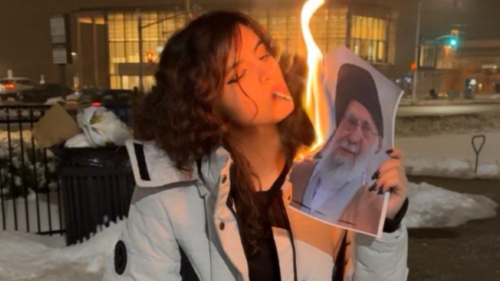 מחאות באיראן, אישה שורפת את תמונת חמינאי