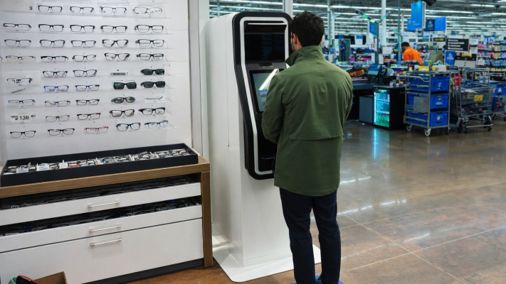 קיוסק הבדיקה. בוחן את המשקפיים ובודק ראייה