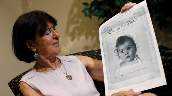 הסי טאפט אוחזת בתצלום של עצמה מ-1935, במהלך ריאיון לרויטרס ב-2014