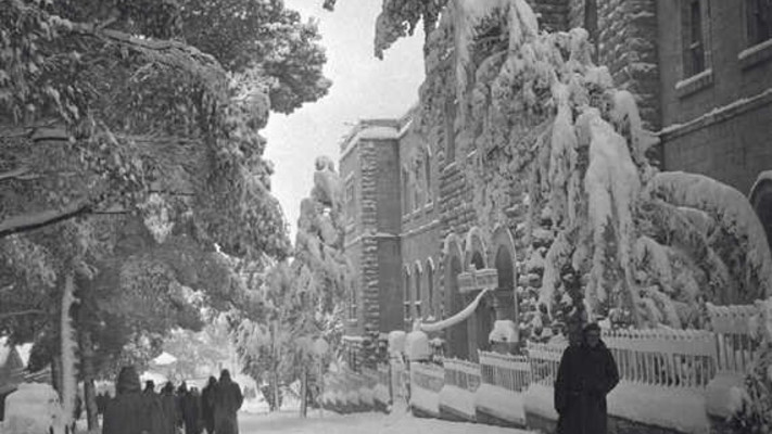 שלג בירושלים ברחוב שטראוס על רקע בית החולים ביקור חולים