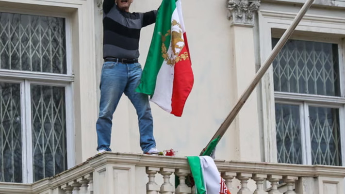 הסרת דגל איראן מבניין השגרירות בלונדון בידי מפגין