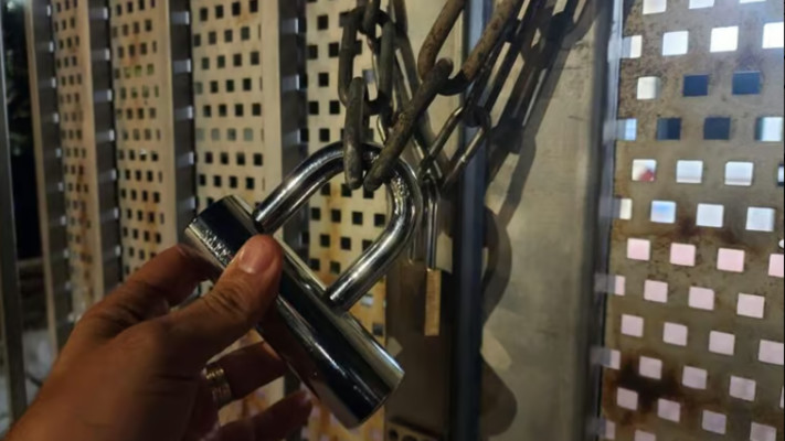 המנעול על שער תחנת המשטרה ברמת השרון