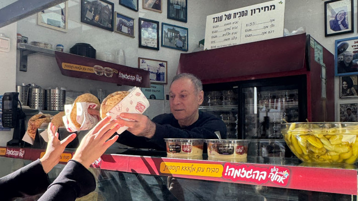 המגרש שלו. הסביח של עובד בגבעתיים
