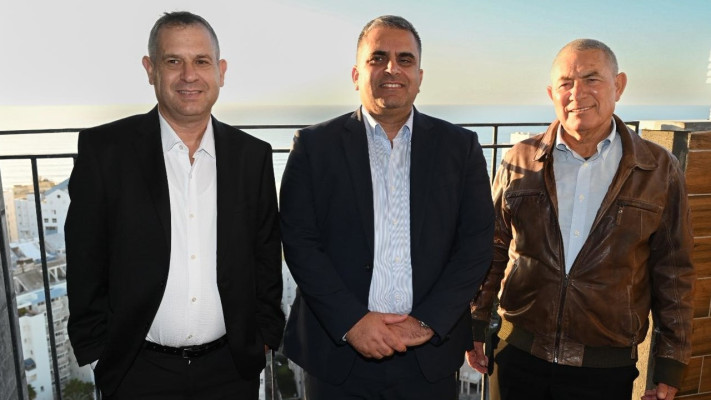 יו''ר הסוכנות דורון אלמוג, שר הקליטה אופיר סופר ומנכ''ל עמיגור ארז שני