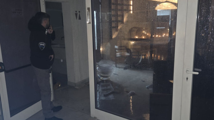 קריסת חלק ממבנה המשמש את מסעדת אזורה בנהריה