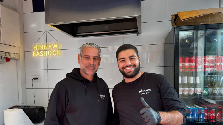 ג'וני וכריסטיאן, בעלי חינוואי פיתה בשוק הכרמל