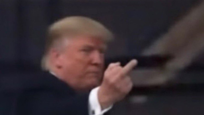 דונלד טראמפ עושה ''אצבע משולשת'' אל עבר מפגין