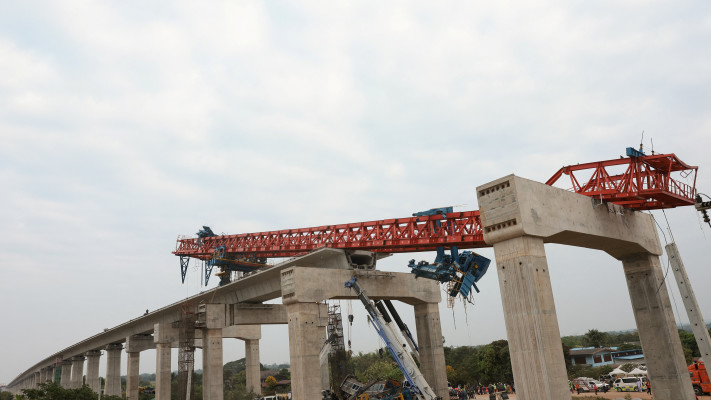 המנוף שקרס על מסילת הרכבת בתאילנד
