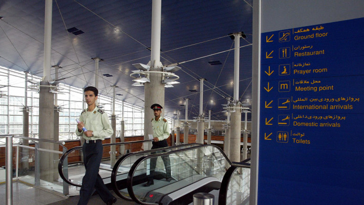 שוטרים איראנים בנמל התעופה האימאם חומייני