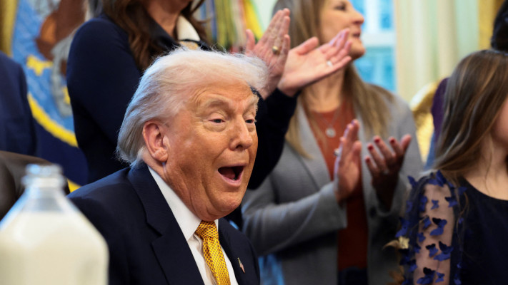 דונלד טראמפ במהלך מסיבת העיתונאים 