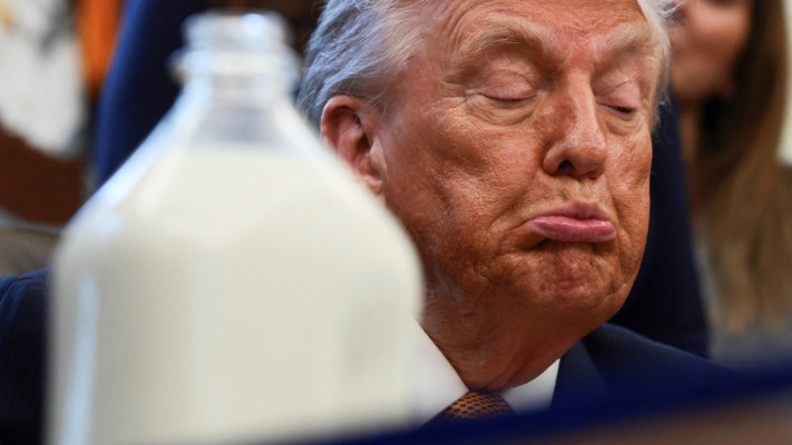 דונלד טראמפ במהלך מסיבת עיתונאים