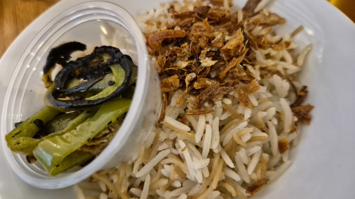  מנת הצד המושלמת: אורז עם אטריות, בצל מטוגן ופלפל חריף. האורז של שמואל