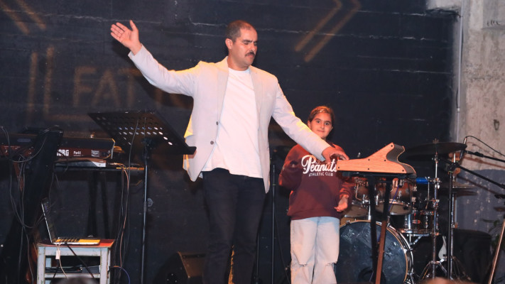 נאסר חלאחלה, אל-מייק אילכ - ''המיקרופון שלך''