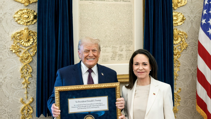 מריה קורינה מצ'אדו מעבירה לטראמפ את הנובל