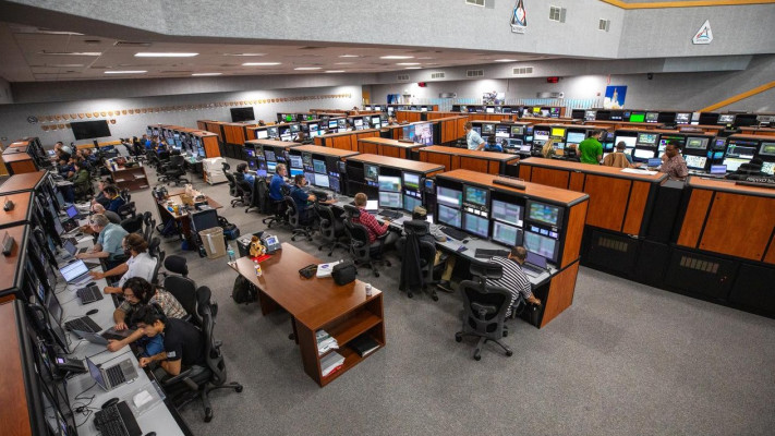 מרכז הסימולציות בסוכנות החלל.  מתכוננים לשיגור