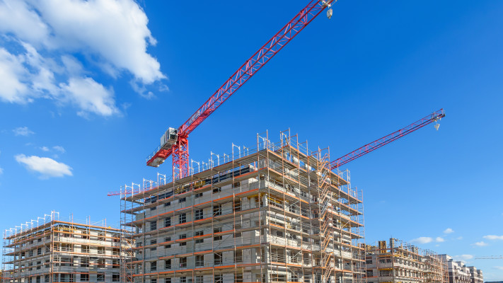 חסון מזהיר מפני התערבות מדינה בחוזים