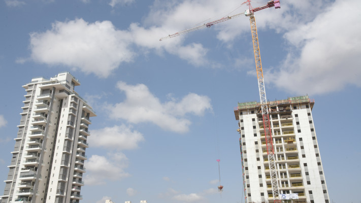 הקבלנים מעלים את מחירי הדירות. אתר בנייה בבאר יעקב