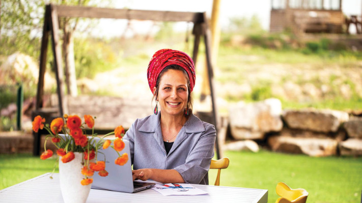 הסופרת נורית בר יוסף