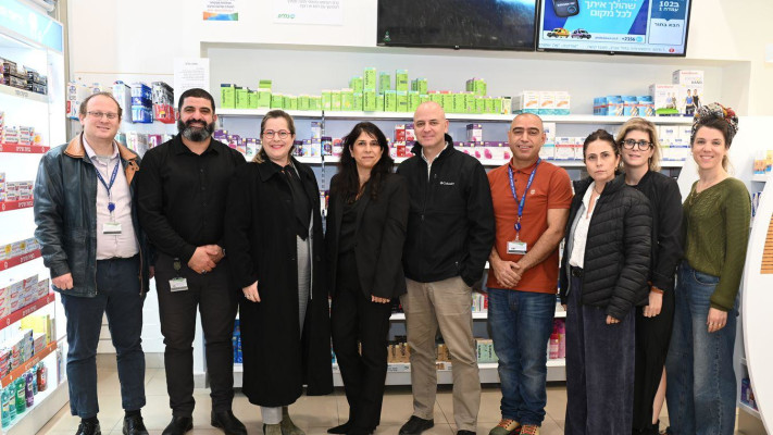 השקת הרובוט החדש בבית המרקחת (צילום: דוברות כללית)