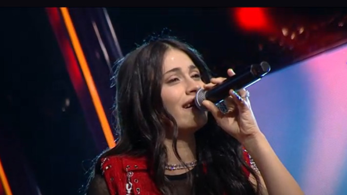 שירה זלוף במהלך ביצוע השיר בגמר (צילום: צילום מסך קשת 12)