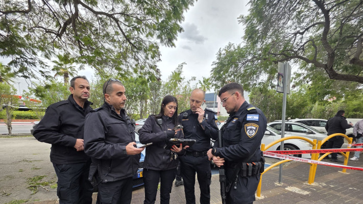 שוטרים בזירת אירוע הצתת השוטר בקריות