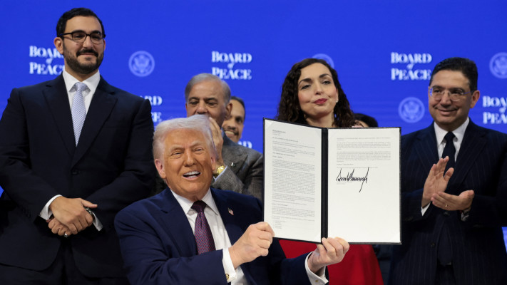 טראמפ מציג את אמנת מועצת השלום בדאבוס, שוויץ