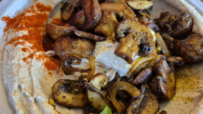 חומוס עם פטריות בנאדר הגדול