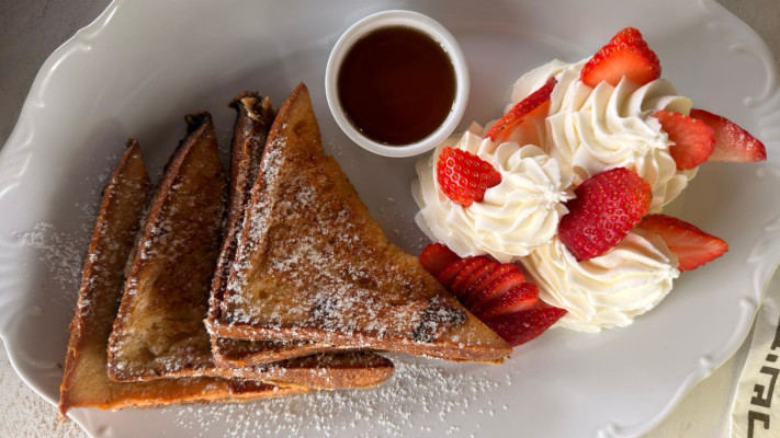 פרנץ׳ טוסט עם פירות העונה