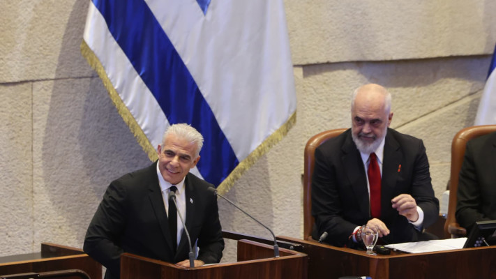 יו''ר האופוזיציה יאיר לפיד לצד אדי ראמה במהלך המליאה המיוחדת