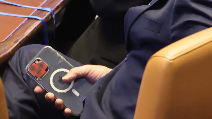 המדבקה על המצלמה בטלפון שבידו של נתניהו