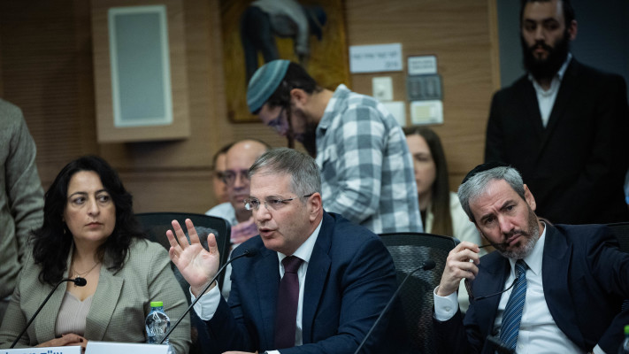 ח''כ יוסף טייב (מימין) ושר החינוך יואב קיש בוועדת החינוך של הכנסת