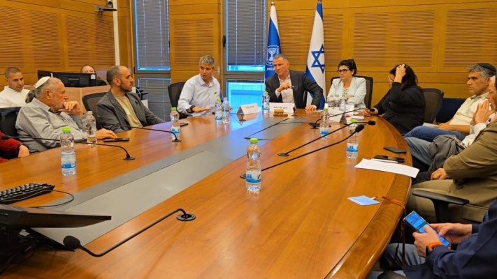 יולי אדלשטיין ליד יועז הנדל במהלך הכנס