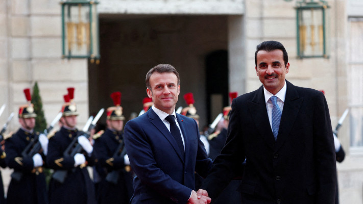 עמנואל מקרון ומשלחת קטארית