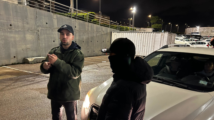 מרדכי דוד חוסם את אהרון ברק (צילום: אבשלום ששוני)