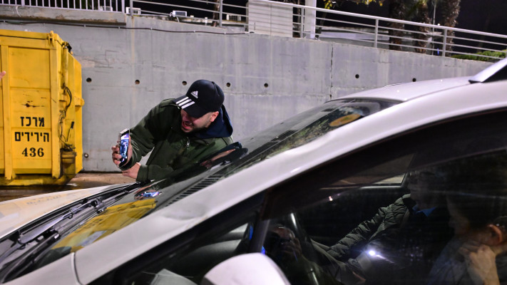 מרדכי דוד חוסם את אהרון ברק