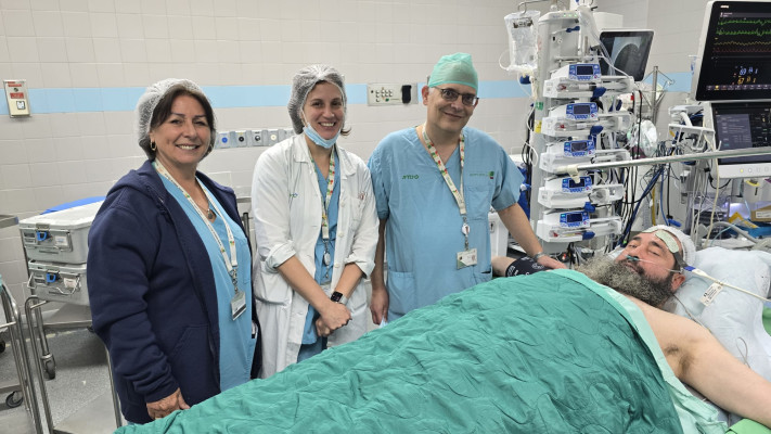 עמרם חזן, מושתל הריאות עם ד\'\'ר דרור רוזנגרטן סגן מנהל מכון הריאות בבילינסון, ד\'\'ר אסנת ליבנה-שטרייכמן מנהלת מכון הריאות בבילינסון ומירי אבוחצירא אחות מתאמת השתלות לב וריאות