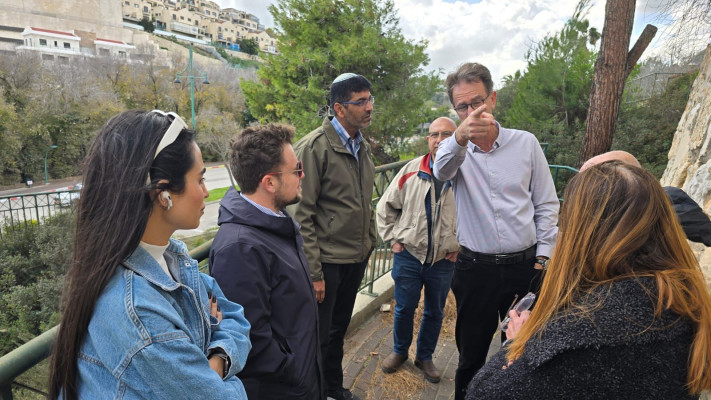ראש העירייה ודיירי המתחם המסוכן ביקנעם