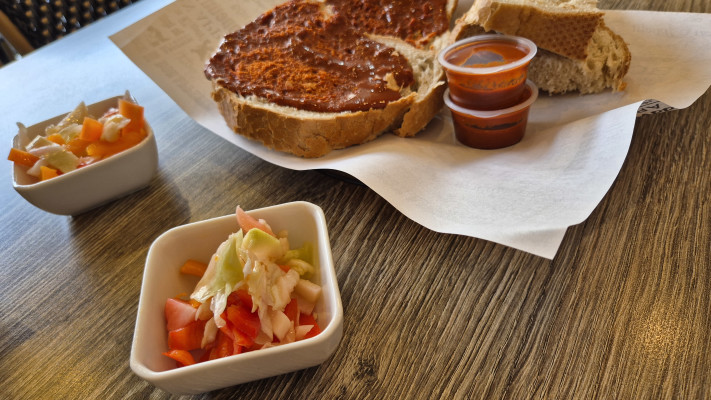 לחם אחיד עם פלפל צ'ומה וירקות כבושים בצד