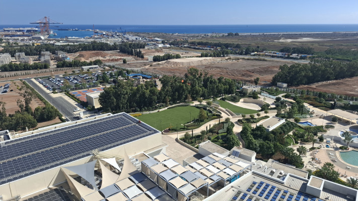 מדשאת האירועים והאמפי מחוץ לאולם הנשפים