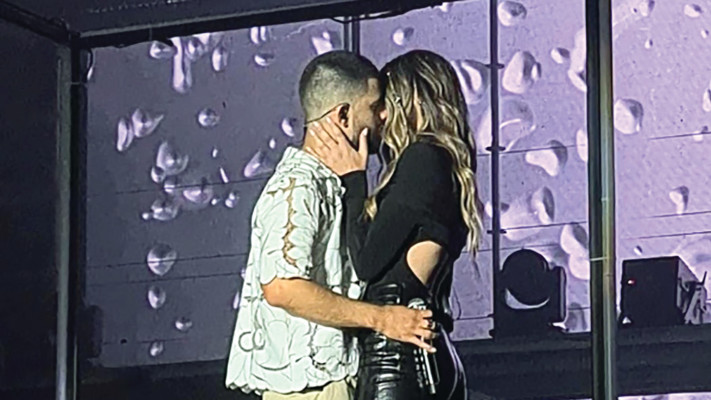 אודיה ועדן חסון מתנשקים