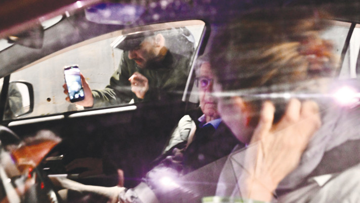 מרדכי דוד חוסם את רכבו של אהרן ברק