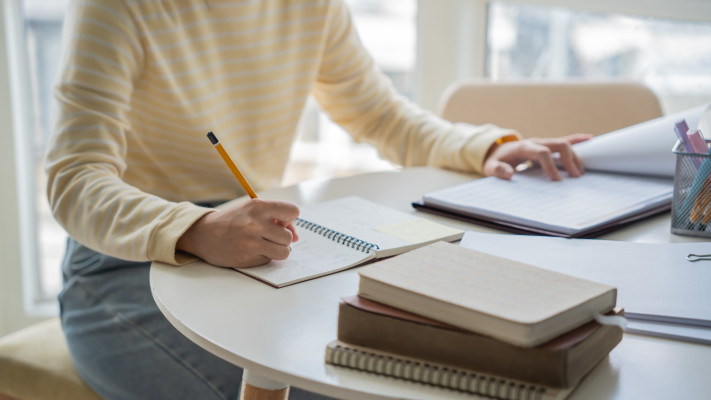 בין פילפולים והתפלספויות - אני מחיית השפה העברית של עצמי 