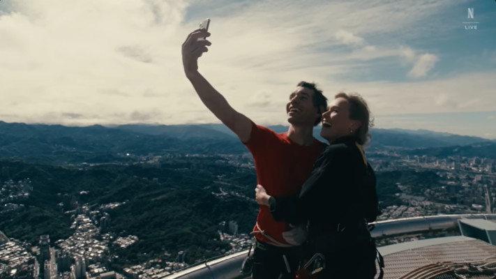 הונולד חוגג עם עם אשתו סאני בסוף הטיפוס