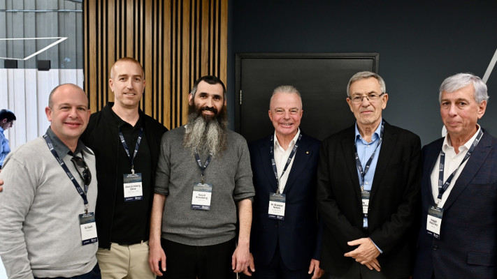 חגי  מזורסקי, עידו נחושתן, ד''ר ברנדון נלסון, פרופ' דוד אייזנברג, ד''ר אלון דנה ופרופ' עוז גזית