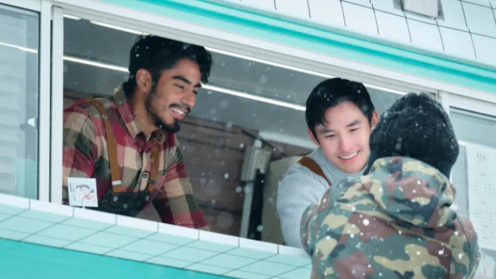 אחד הזוגות בסדרה בעגלת הקפה. לא חייבים סקס בדייט ראשון