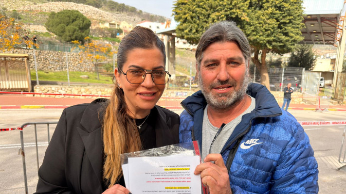 אשר חזיזה ושירן אוחיון עם מסמך דרישות התושבים