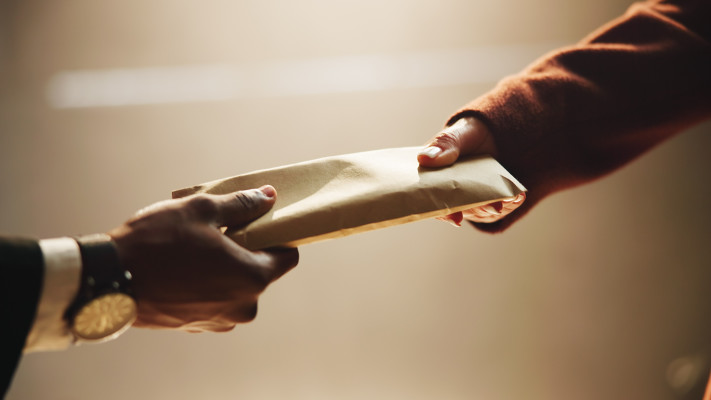 השימוש הגובר בשטרות 100 דולר הם ארגוני הפשיעה הבינלאומיים