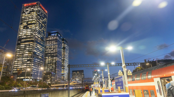 תל אביב בשעות הלילה 