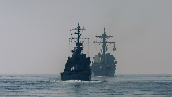 תרגיל משותף של המשחתת האמריקאית עם ספינות קרב של זרוע הים