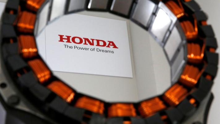 מנוע שיוצר ביפן על ידי מתכות נדירות, על רקע הלוגו של הונדה